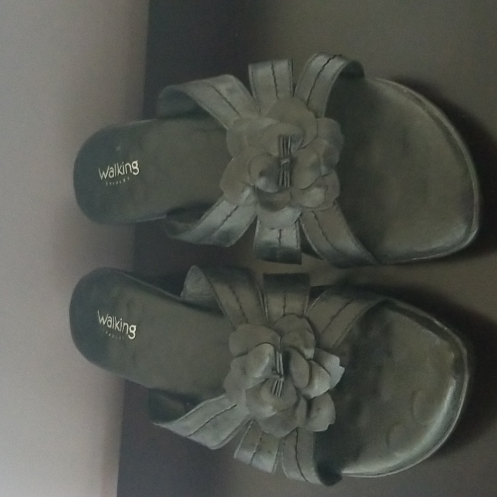 10WW Black leather slides